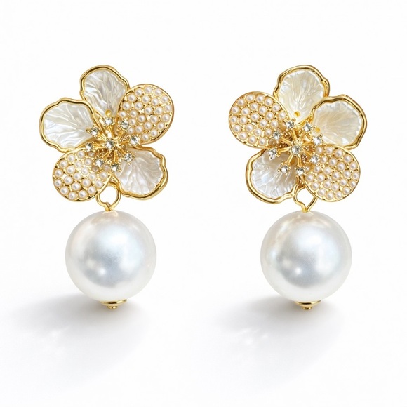 Anthropologie Jewelry - ⚜️ Elegant Gold and Pearl Flower Earrings